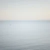 破曉時分平靜的海面與天光