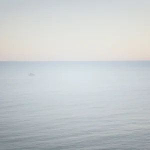 破曉時分平靜的海面與天光