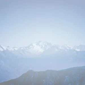 層層疊疊延伸至遠方的雪山稜線